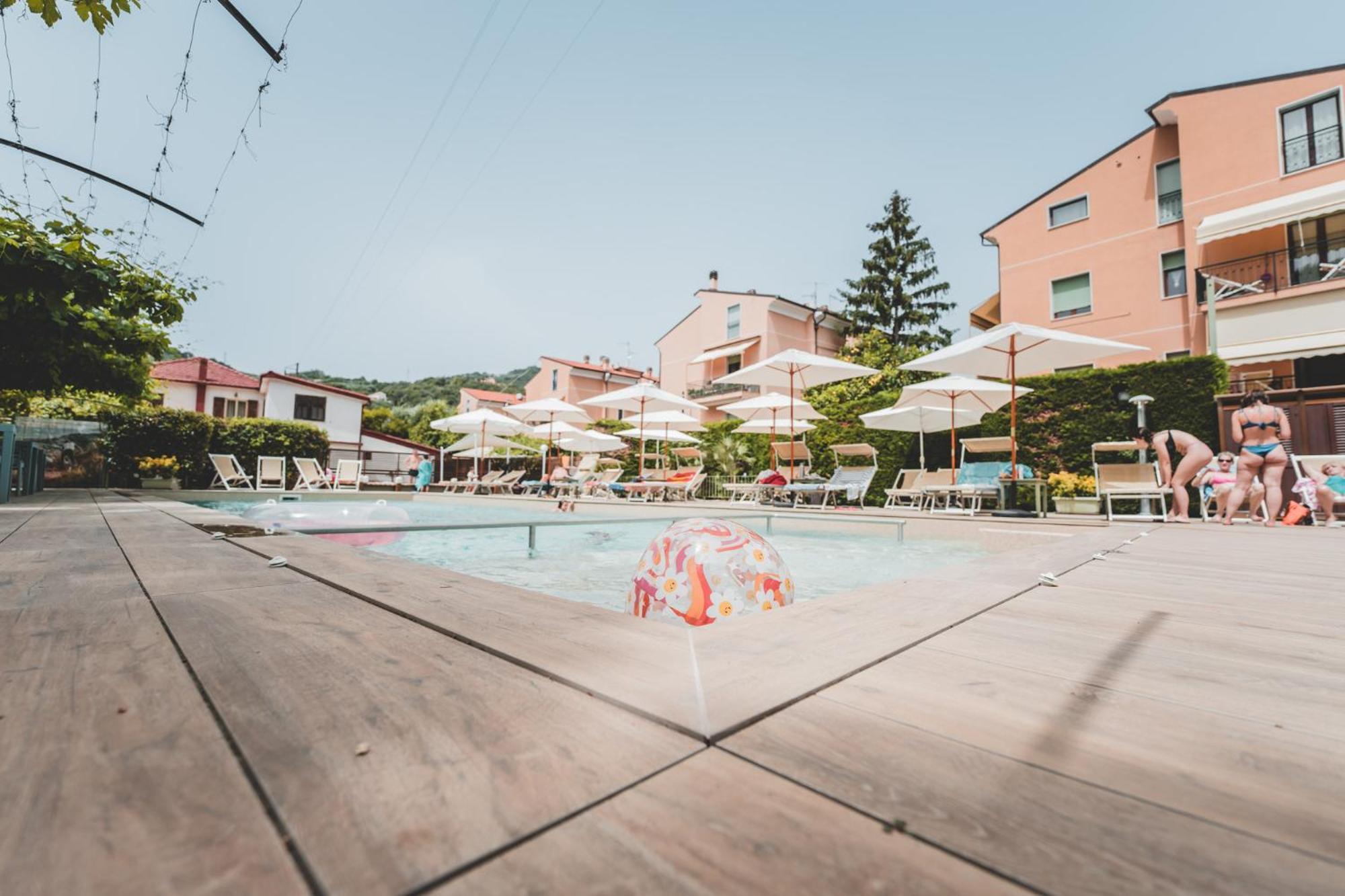 Residence Holidays Pietra Ligure Ngoại thất bức ảnh